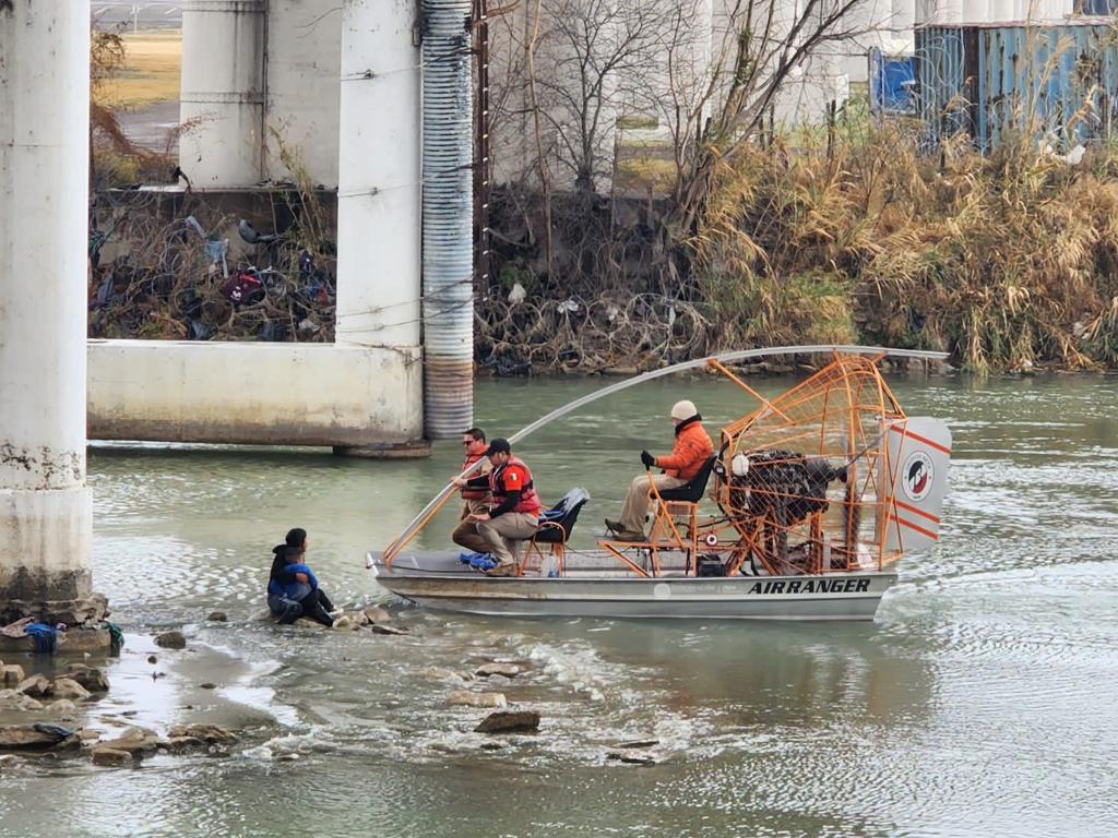Rescatan a mujer y su hijo en el Río Bravo, hombre está desaparecido