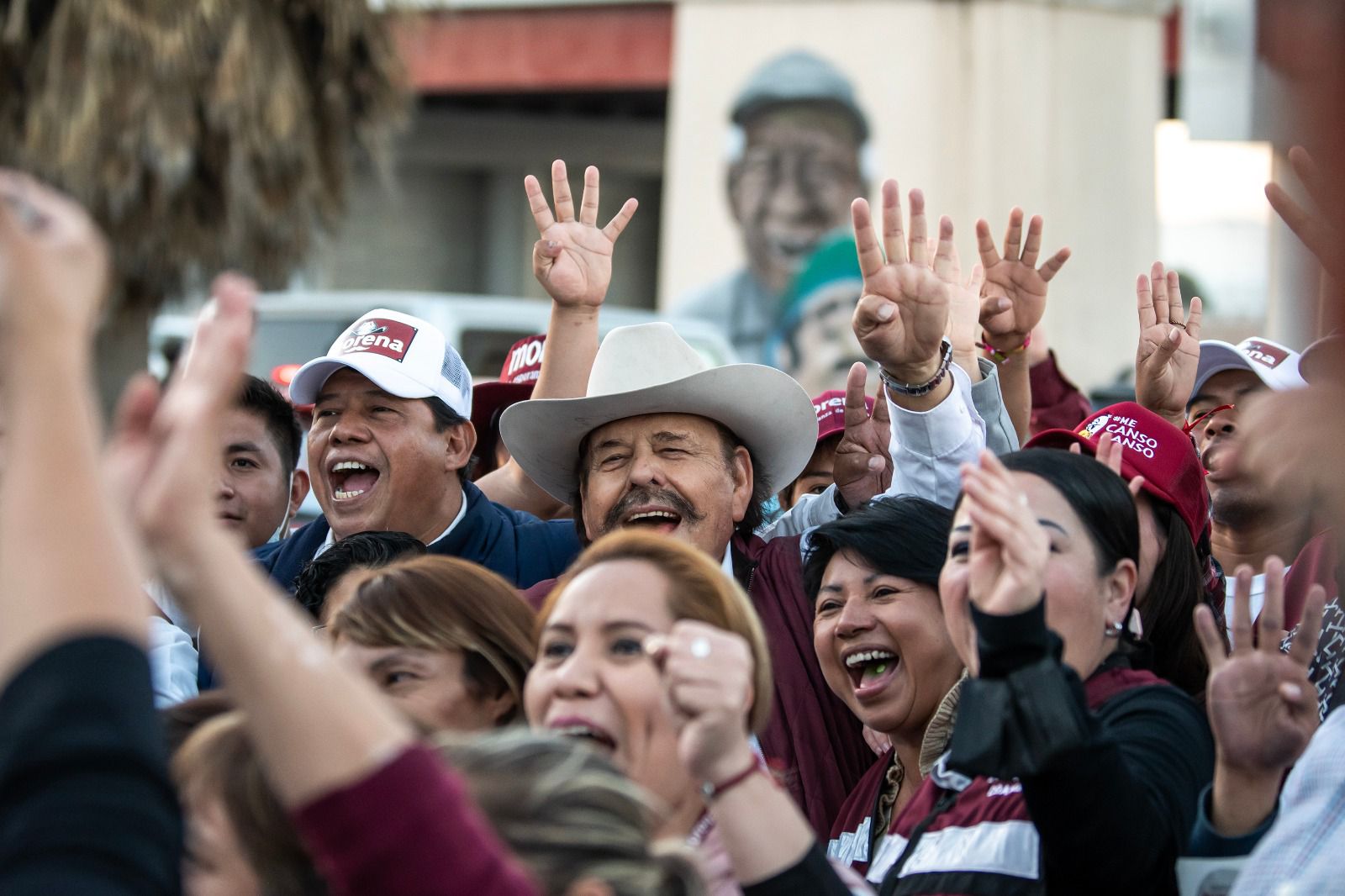 RECORRE ARMANDO GUADIANA LA COLONIA MIRASIERRA EN SALTILLO; CIUDADANOS, MILITANTES Y SIMPATIZANTES ACUDEN A PEGA DE CALCAS