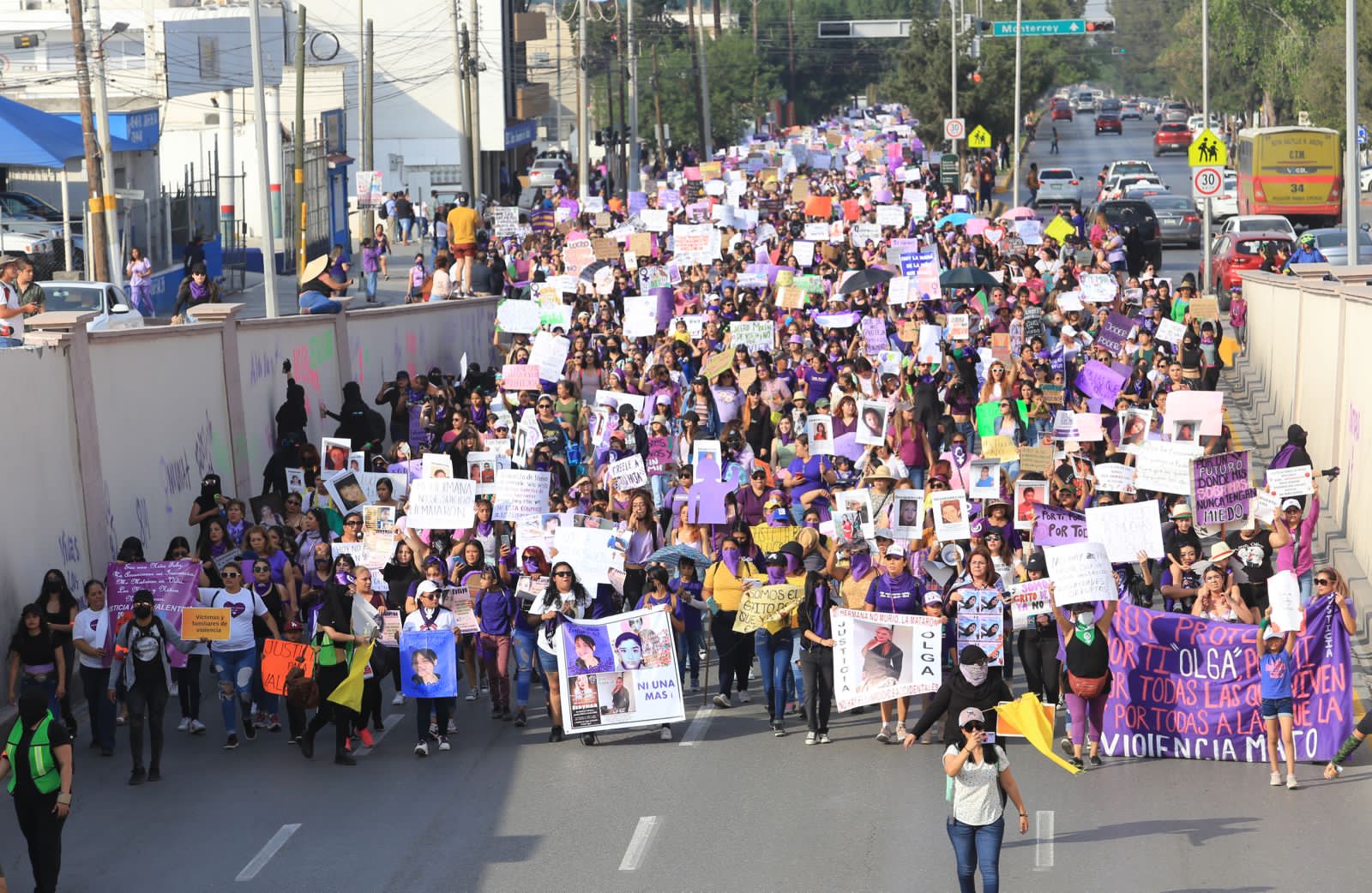 Marchan en Saltillo más de 15 mil mujeres