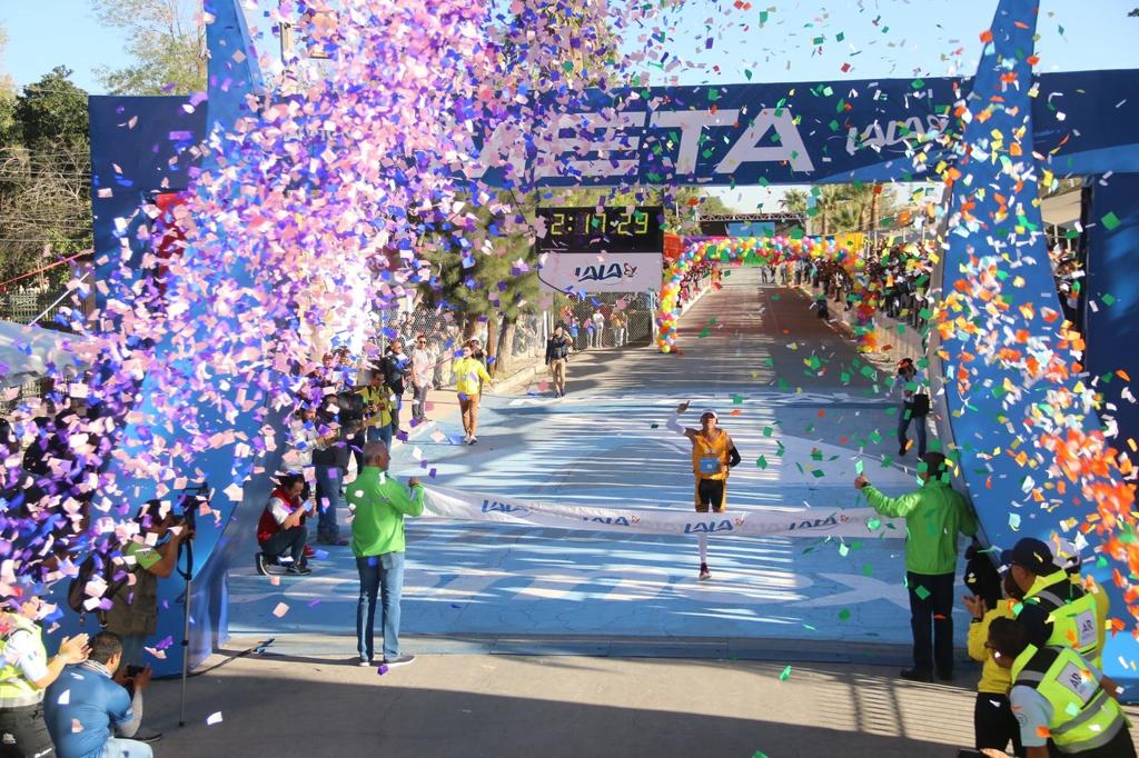 Reciben en la meta Riquelme y Cepeda a ganadores del Maratón Lala 2023