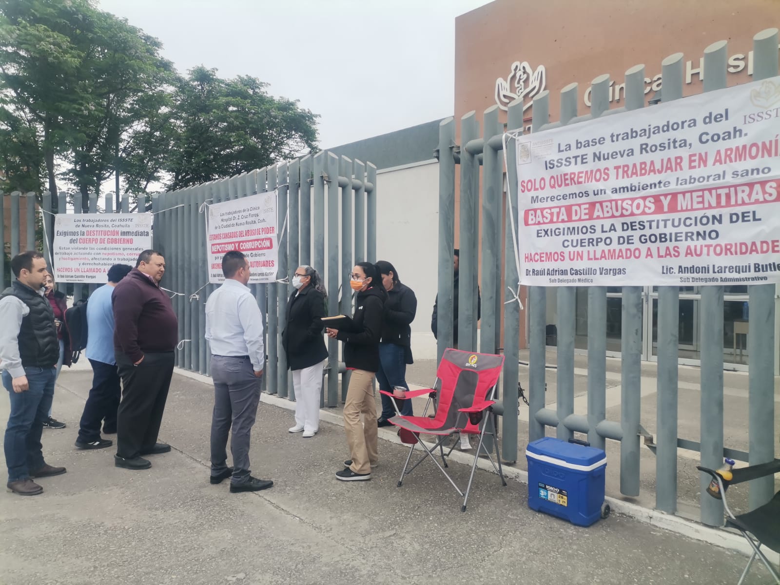 Protestan trabajadores de clínica por falta de insumos