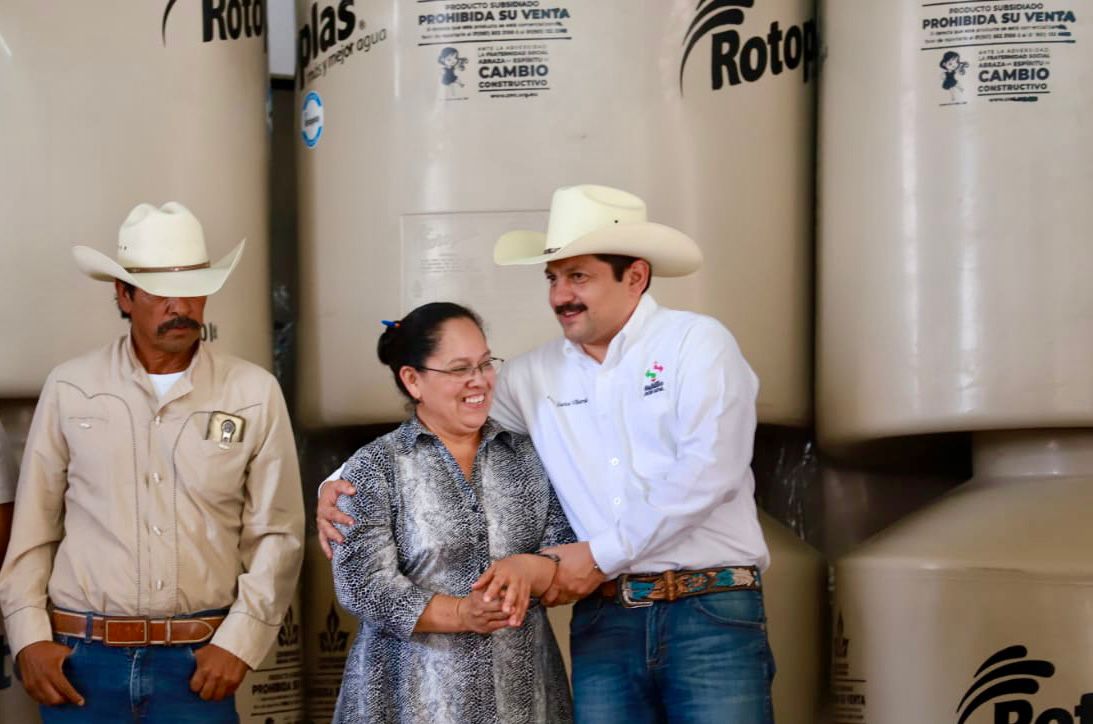 Entregan tinacos en ejidos de Saltillo