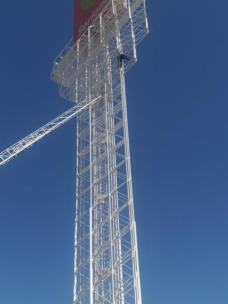 Rescatistas impiden que hombre salte de torre