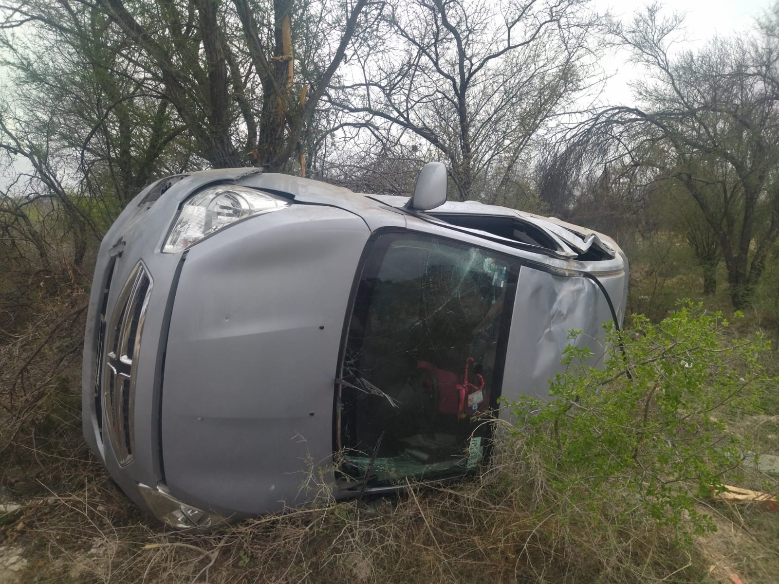 Vuelca mujer por conducir a exceso de velocidad