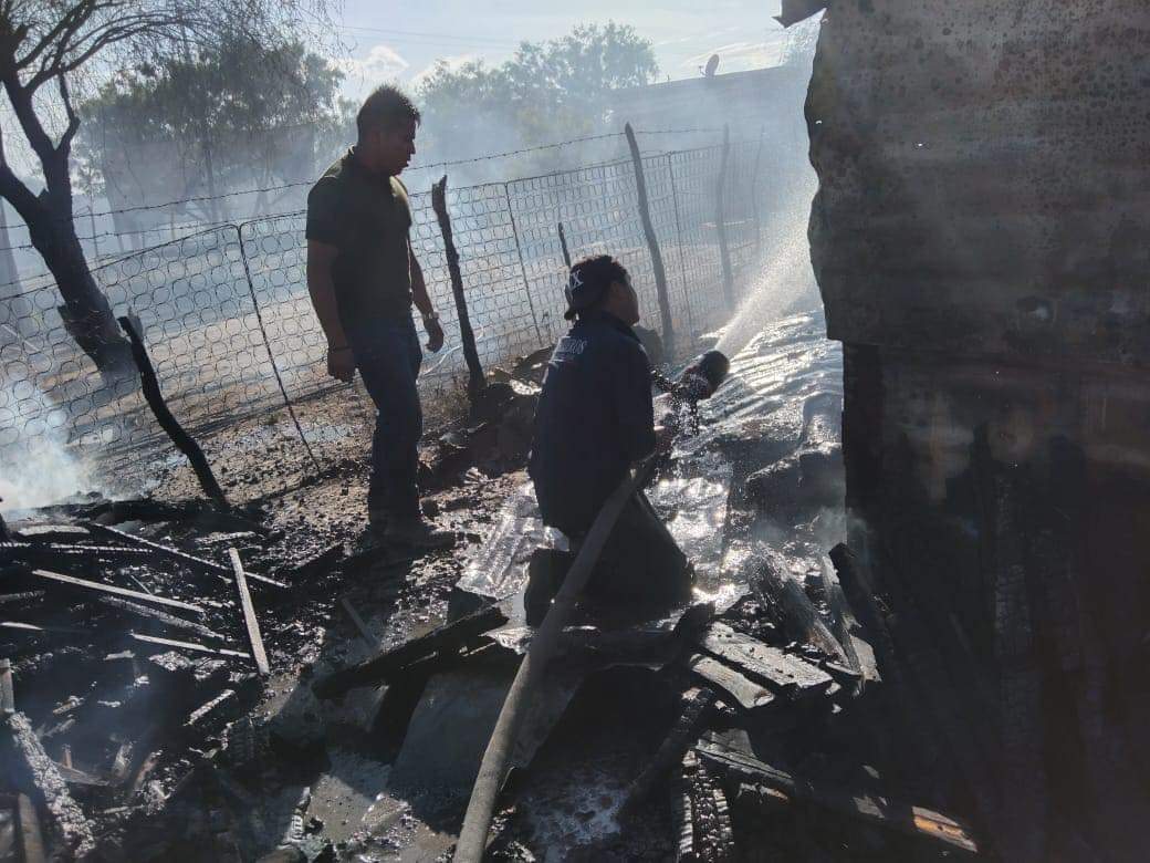 Pierde bombero su casa por un incendio