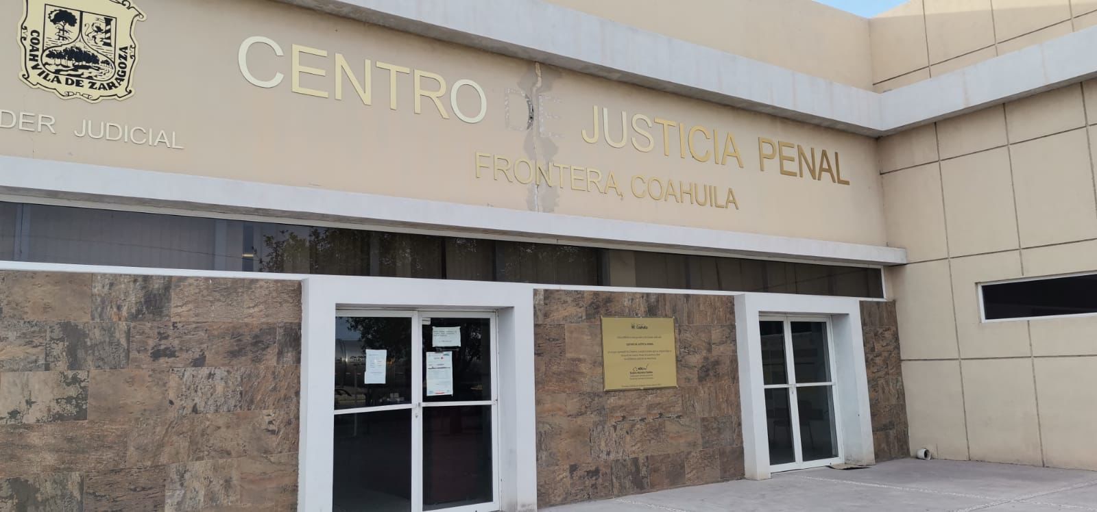 Vinculan a ex bombero por muerte de perro; acusa a César Flores de autor intelectual 