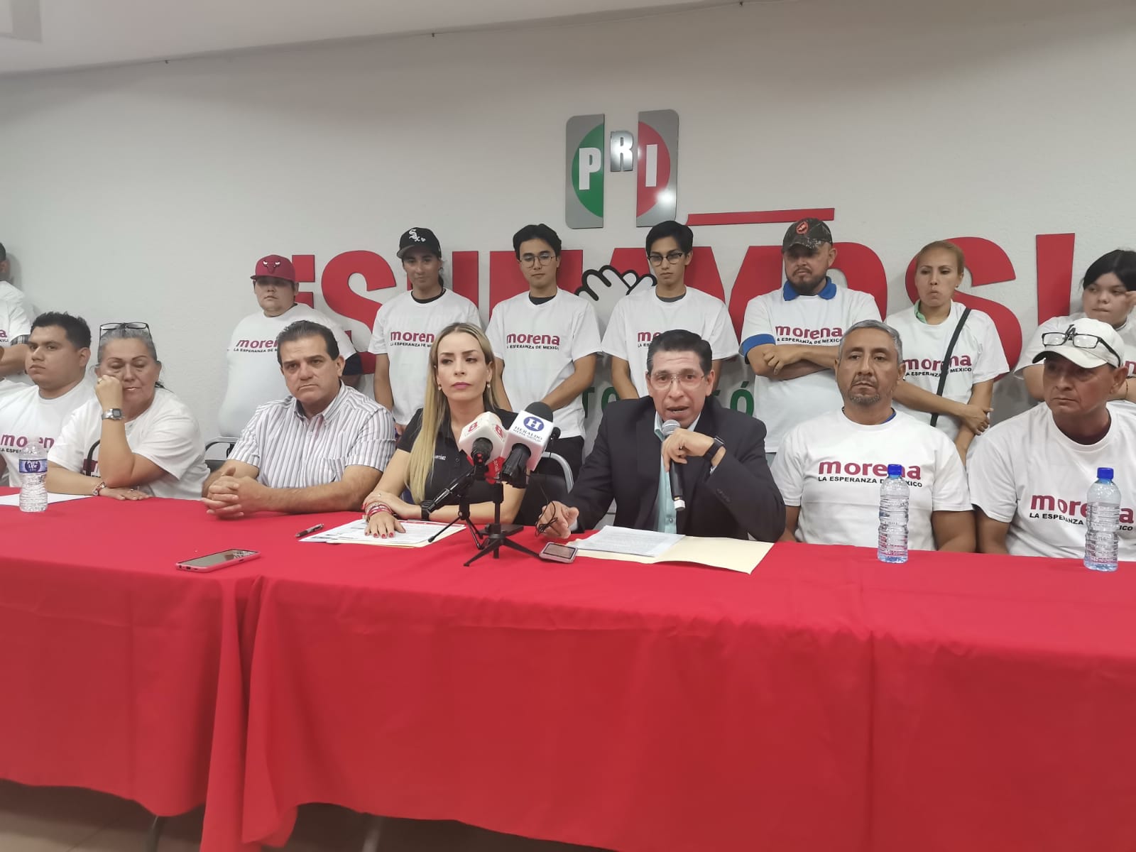 Renuncian a Morena y se unen a Manolo