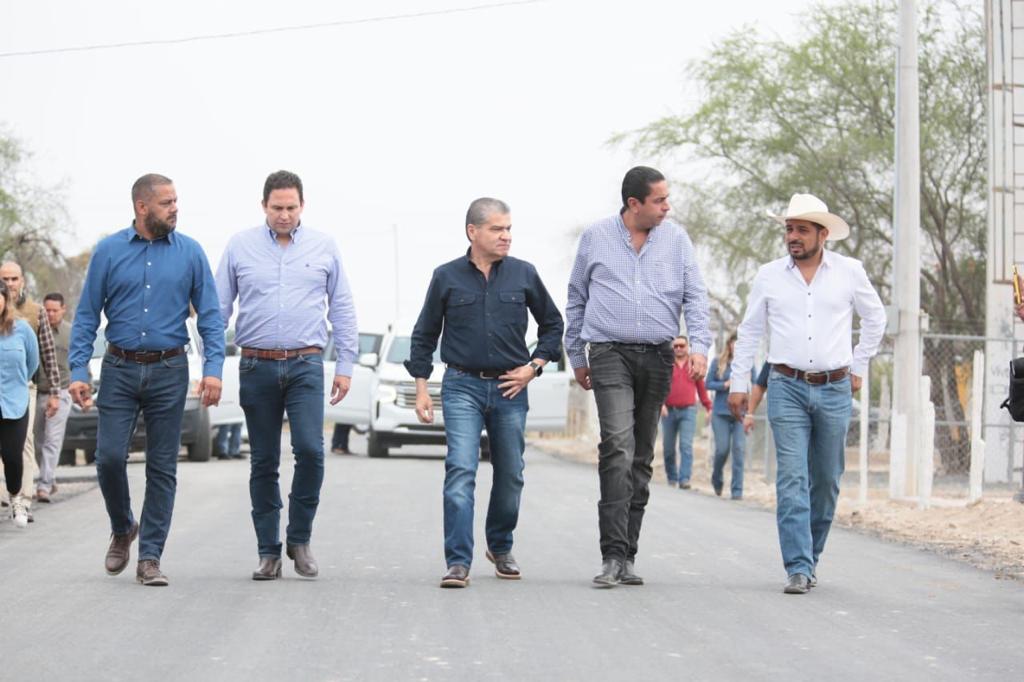 Supervisan MARS y Chema Morales obras de pavimentación en caminos rurales