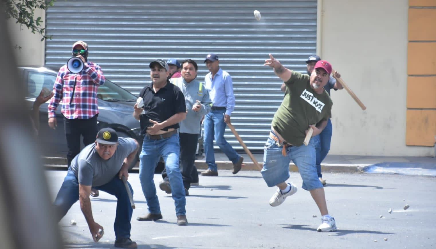 A pedradas y palos se enfrentan grupos sindicales