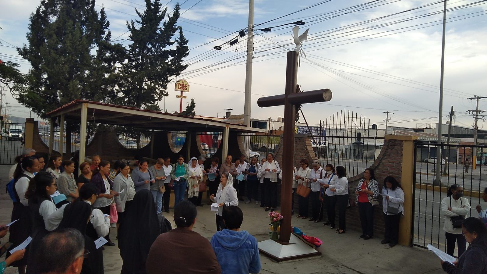 Celebra iglesia católica día de la Santa Cruz