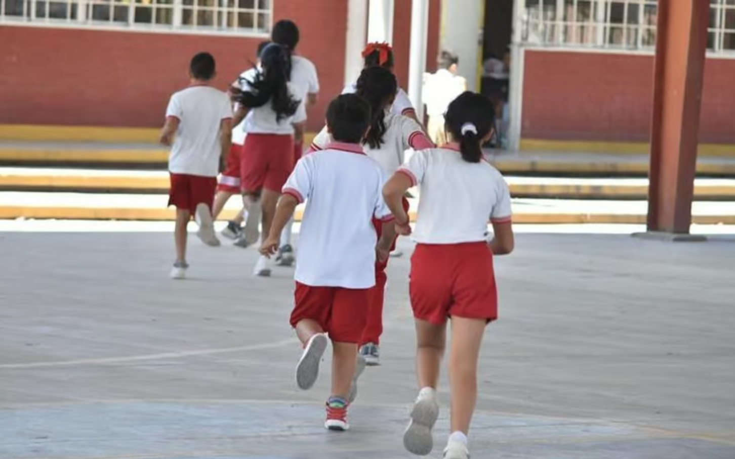 Ajustan horario escolar por calor 