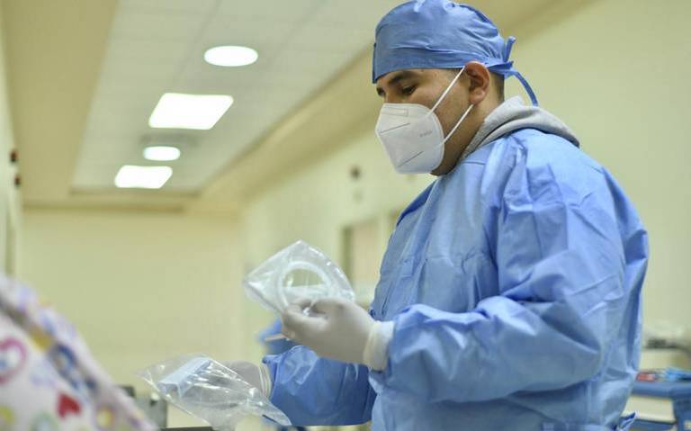 Médicos tienen que atender como sea: Bernal 
