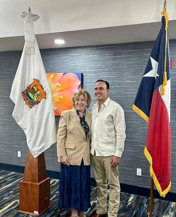 Se reúne Manolo con la Secretaria de Estado de Texas
