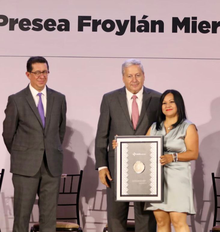 Recibe Jessica Rosales presea “Froylán Mier Narro”