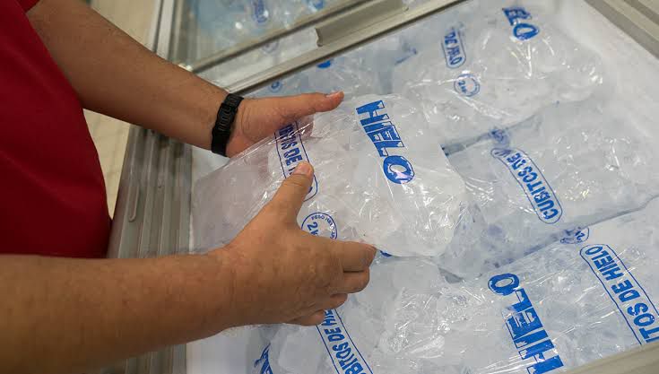 Se previenen restauranteros ante escasez de hielo