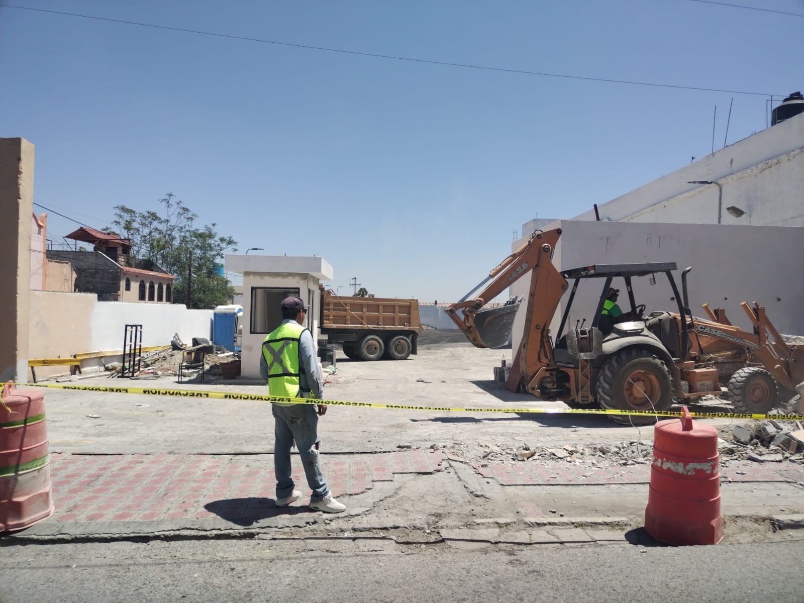 Inicia demolición del Acuña; habrá estacionamiento 