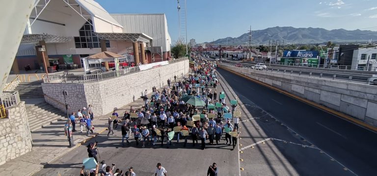 Marchan trabajadores de AHMSA; exigen solución