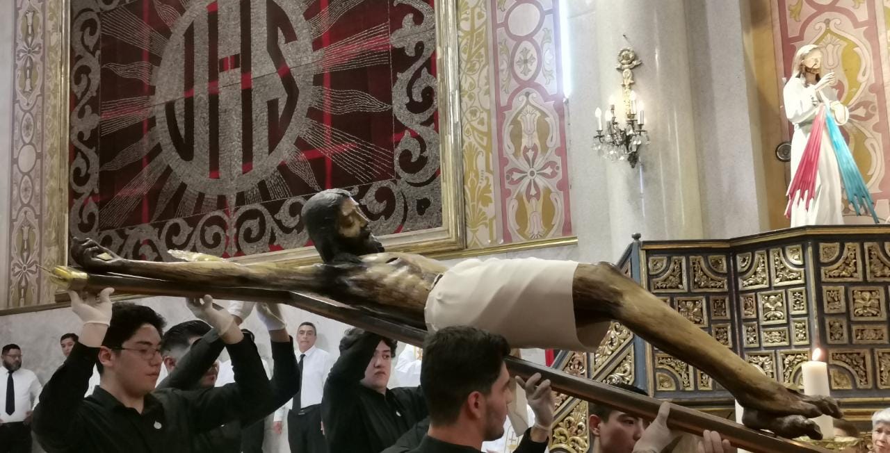 Abarrotan devotos capilla por descenso del Santo Cristo 