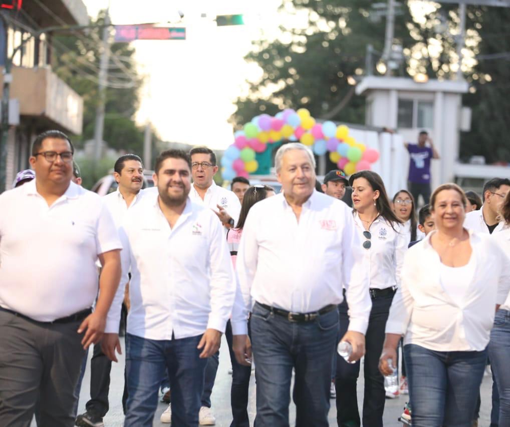 Disfrutan saltillenses de desfile inaugural de la FINA 2023