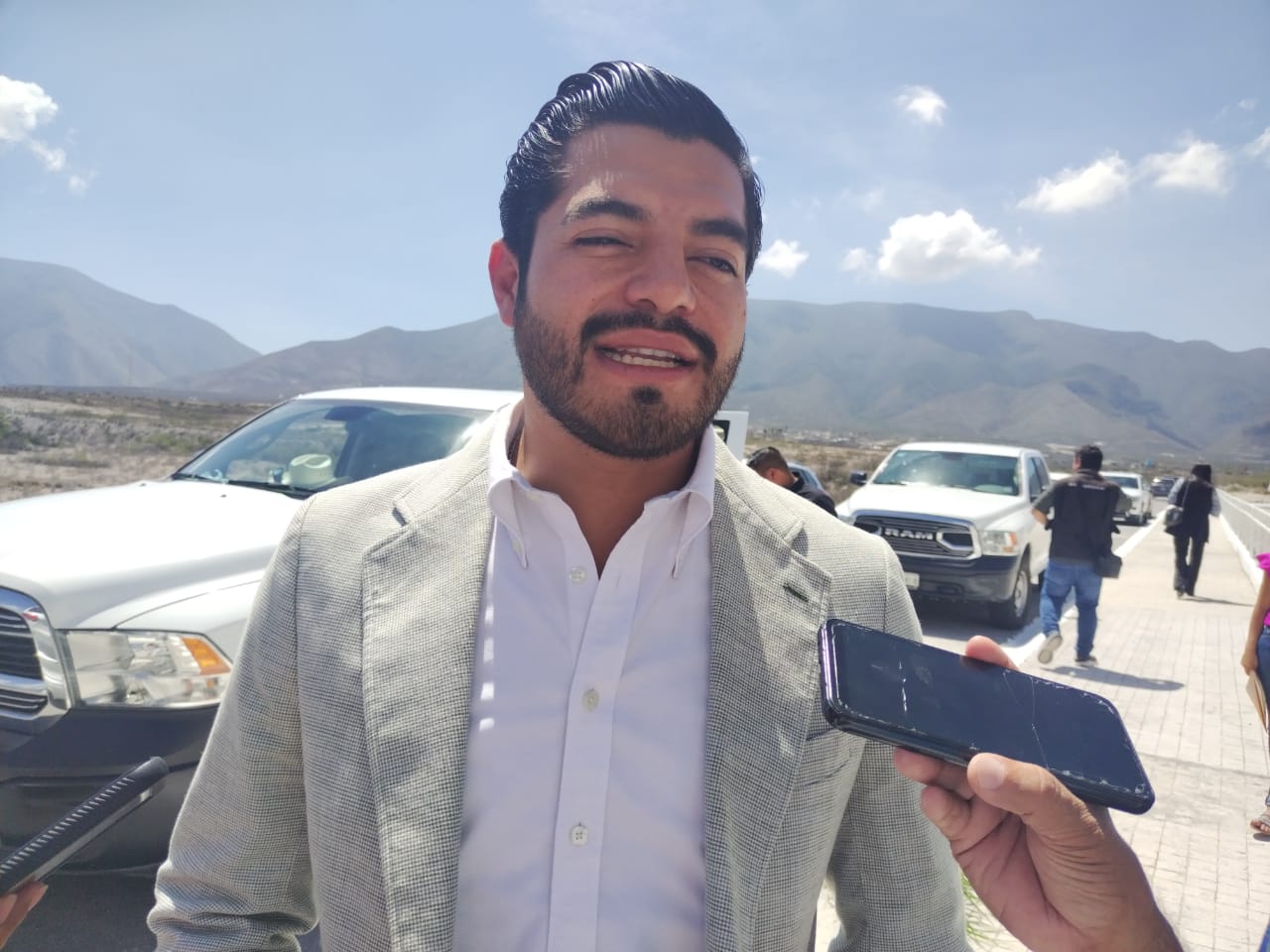 Balean a saltillenses en la 57; los auxilian en Arteaga