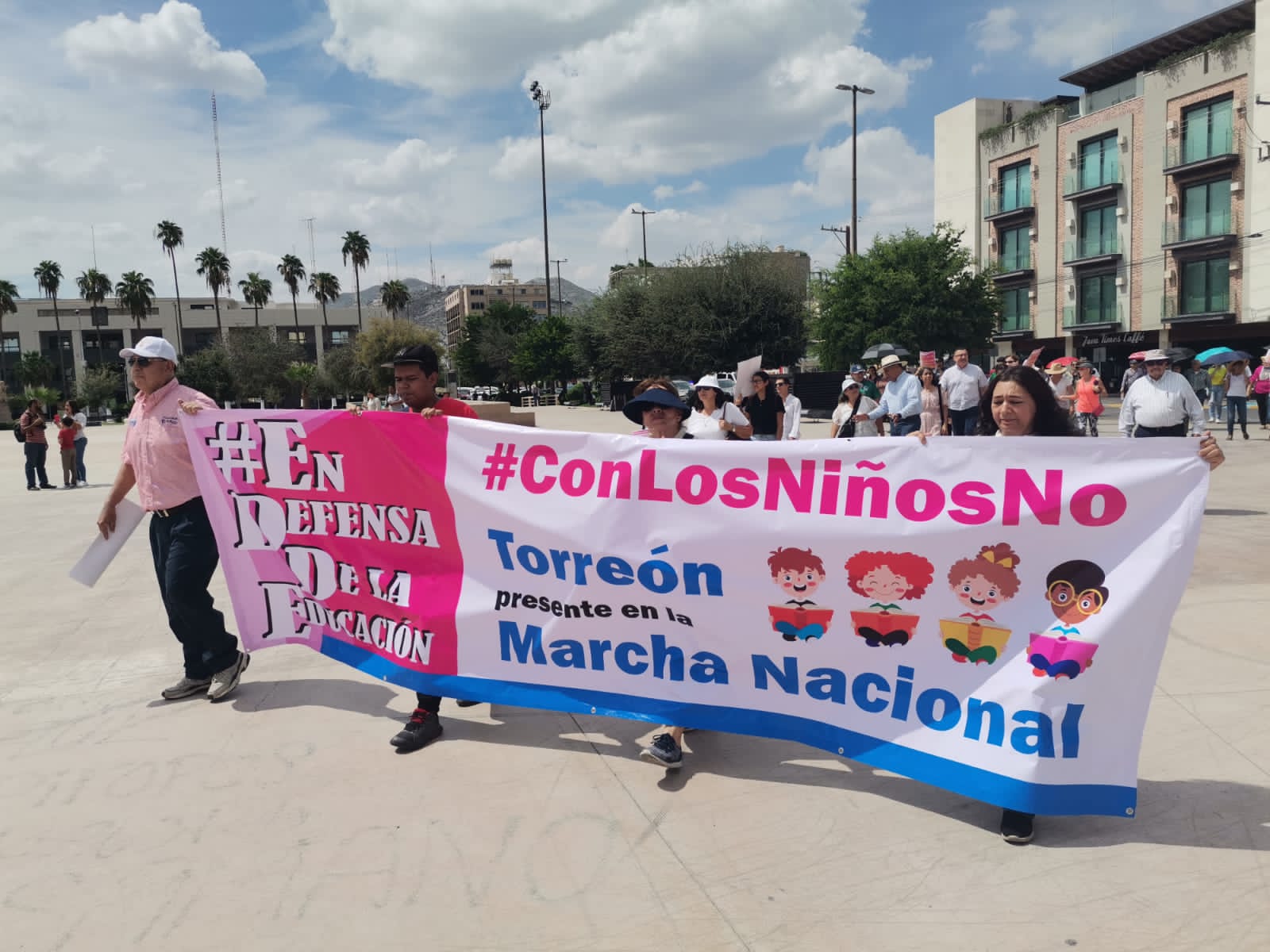 Marchan en la Laguna contra nuevos libros de texto