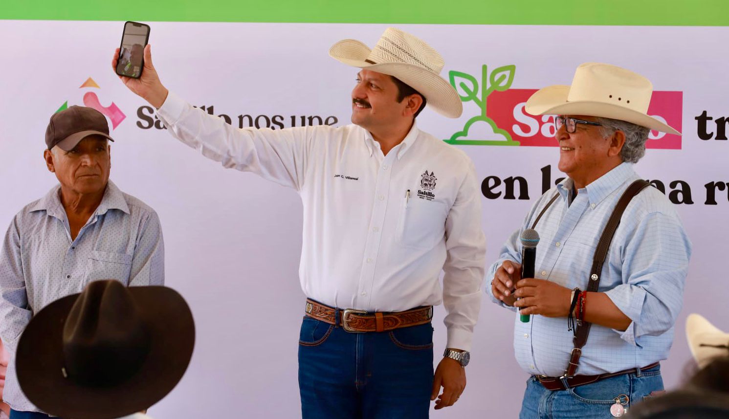 Lleva Chema Fraustro telefonía, semilla y equipamiento a ejidos