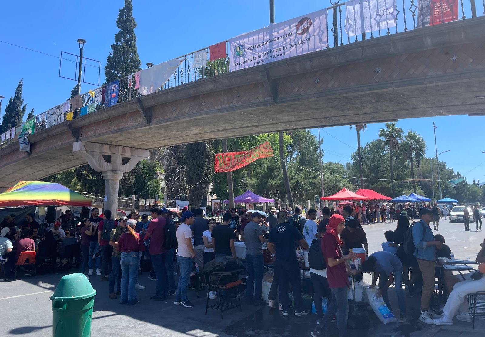 Cae directora; sigue plantón