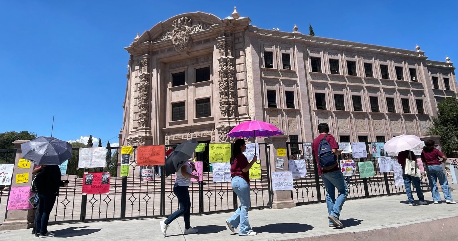 Plantón, hasta que renuncie directora del Tec