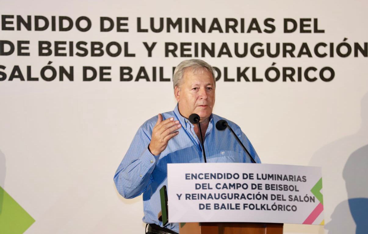 Enciende Chema Fraustro luminarias en estadio del Ateneo