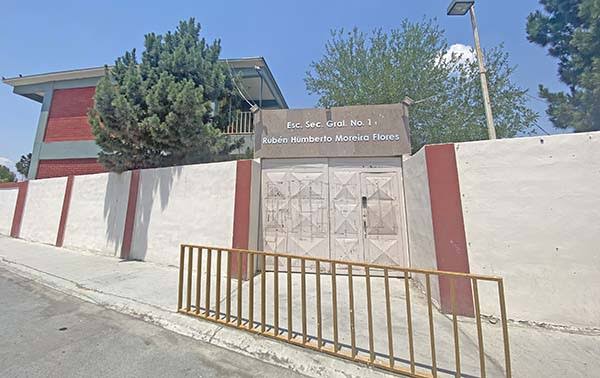 Navajea alumno a su maestra