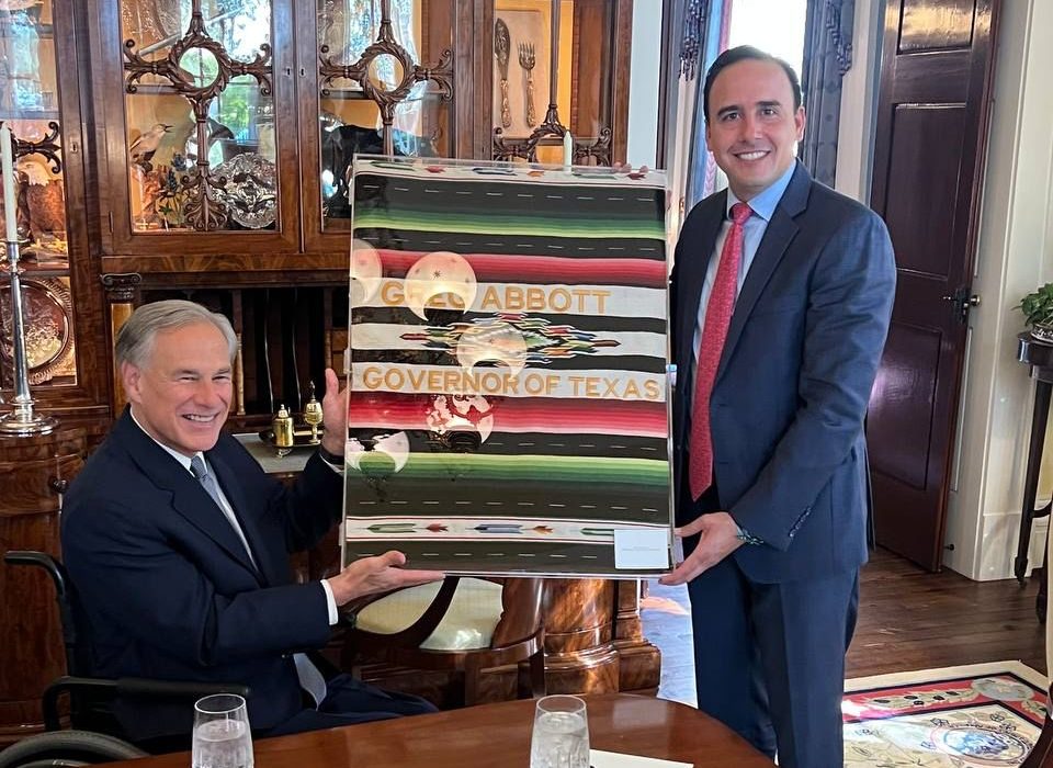 Se reúne Manolo Jiménez con gobernador de Texas