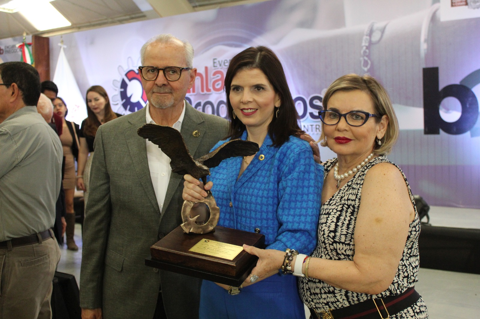 Sofía Calvert, primera mujer en recibir Águila Canacintra 