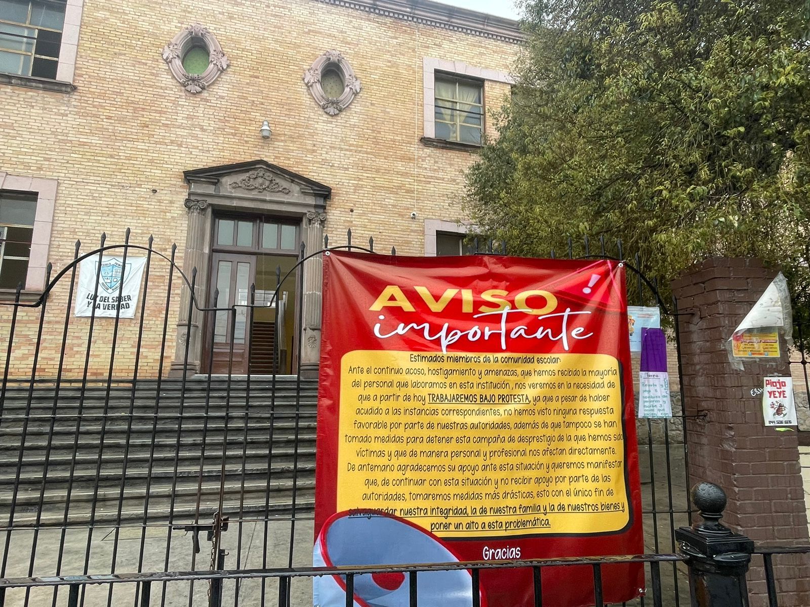 Callan docentes sobre presunto acoso de parte de madre de familia