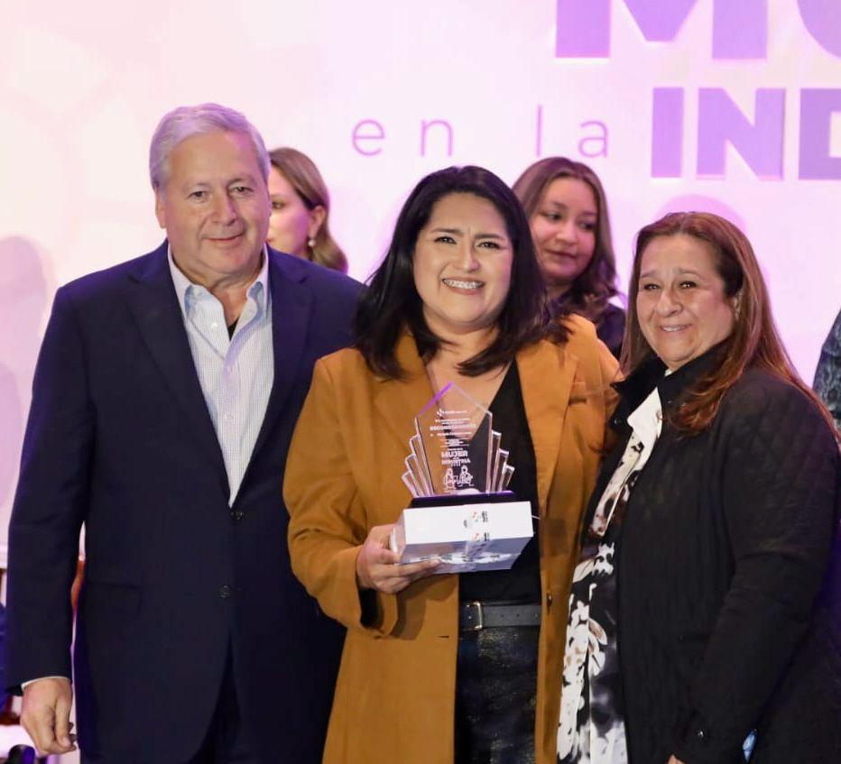 Reciben ocho tenaces saltillenses Premio a la Mujer en la Industria
