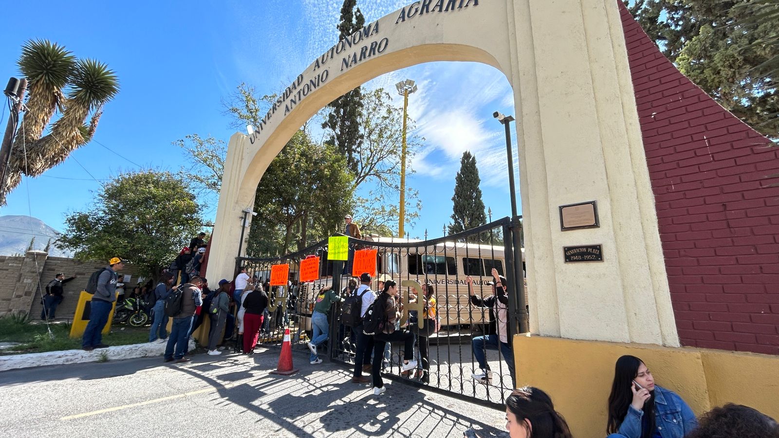 Paran alumnos La Narro
