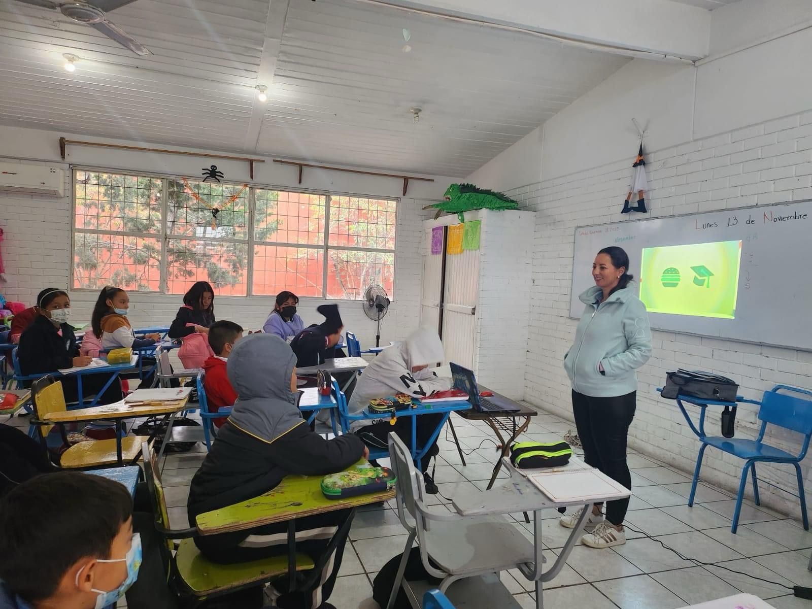 Aplazan decisión sobre libros de texto