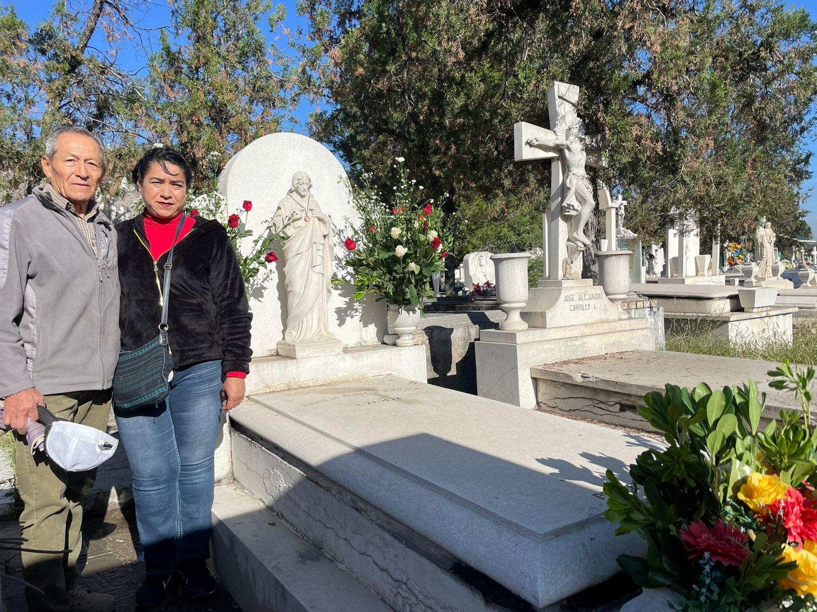 Visitan saltillenses a sus muertos