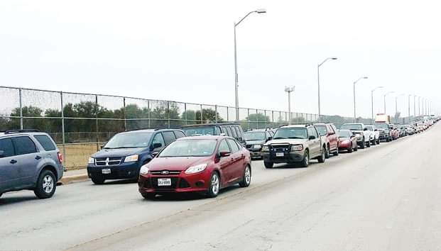 Tardan paisanos hasta ocho horas en cruzar a México