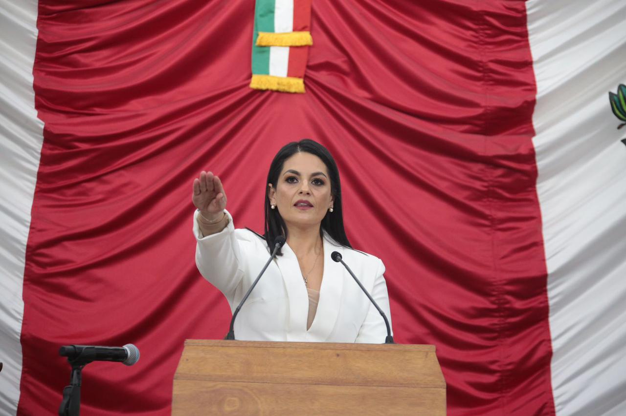 Histórico: asume mujer la presidencia del Congreso; encabeza Luz Elena Junta de Gobierno