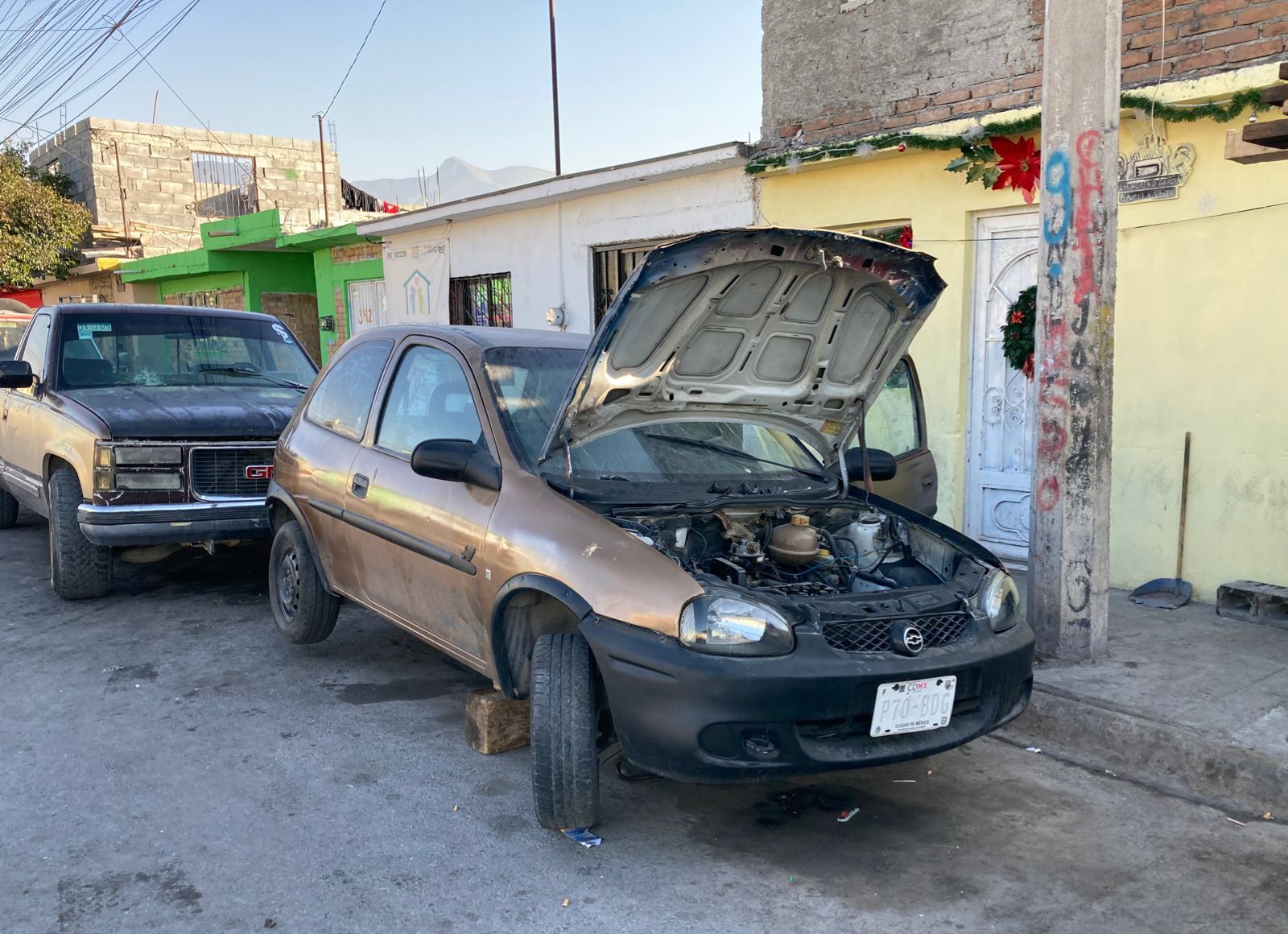 Talleres secuestran calles y banquetas