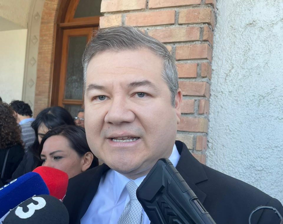 Investigan por abuso a maestra de secundaria