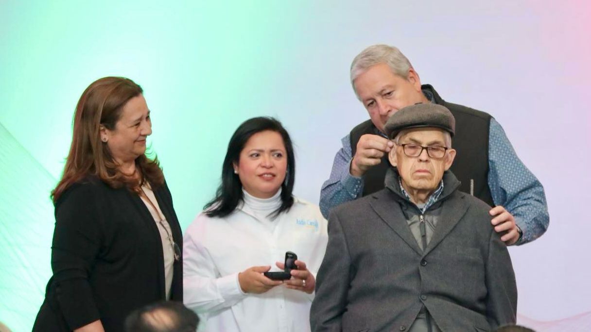 Entregan aparatos auditivos en Saltillo