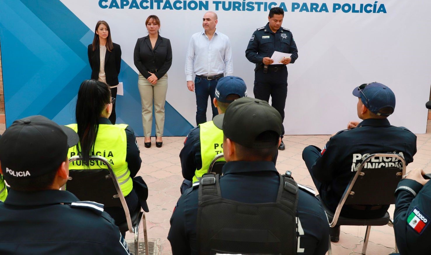 Se especializa Policía Turística en atención a visitantes