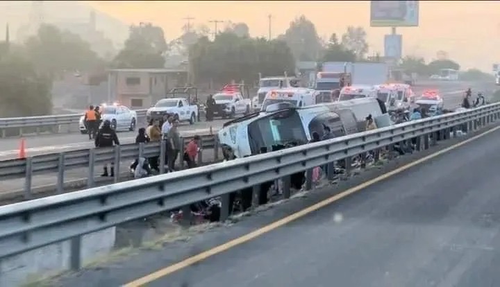 Vuelcan estudiantes; muere joven lagunera