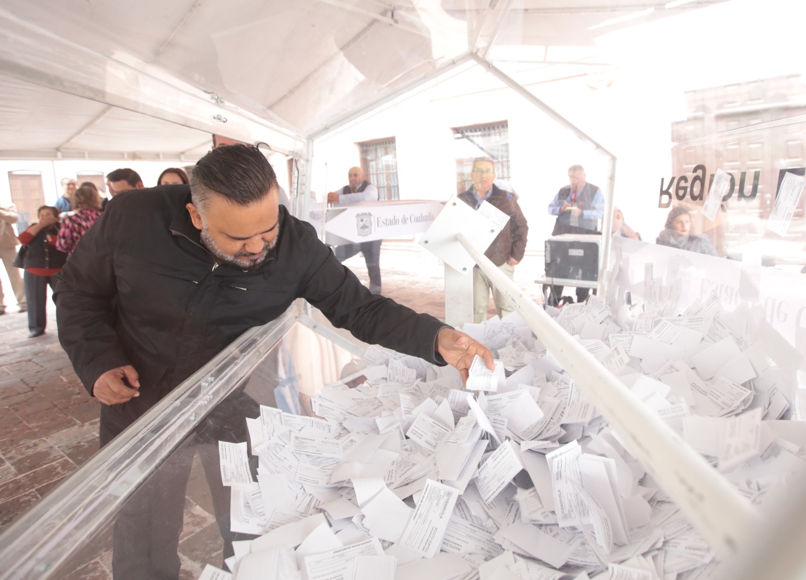 Celebran sorteo entre contribuyentes cumplidos