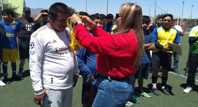Entrega Diana Hernández trofeos a futbolistas locales
