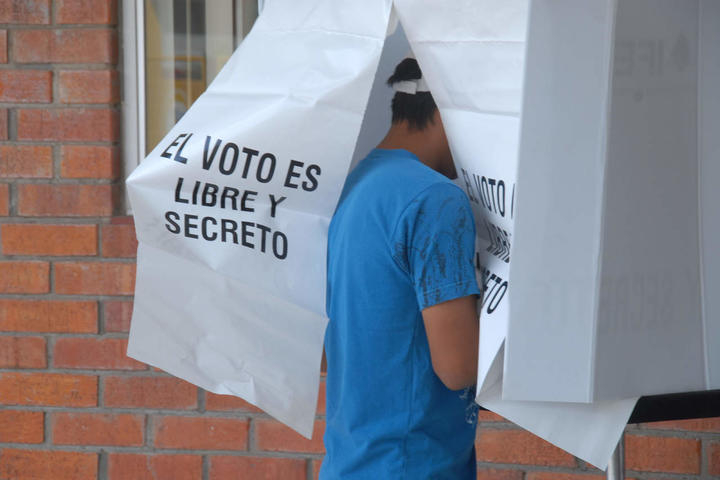 Permiten IEC e INE uso de celulares en los comicios