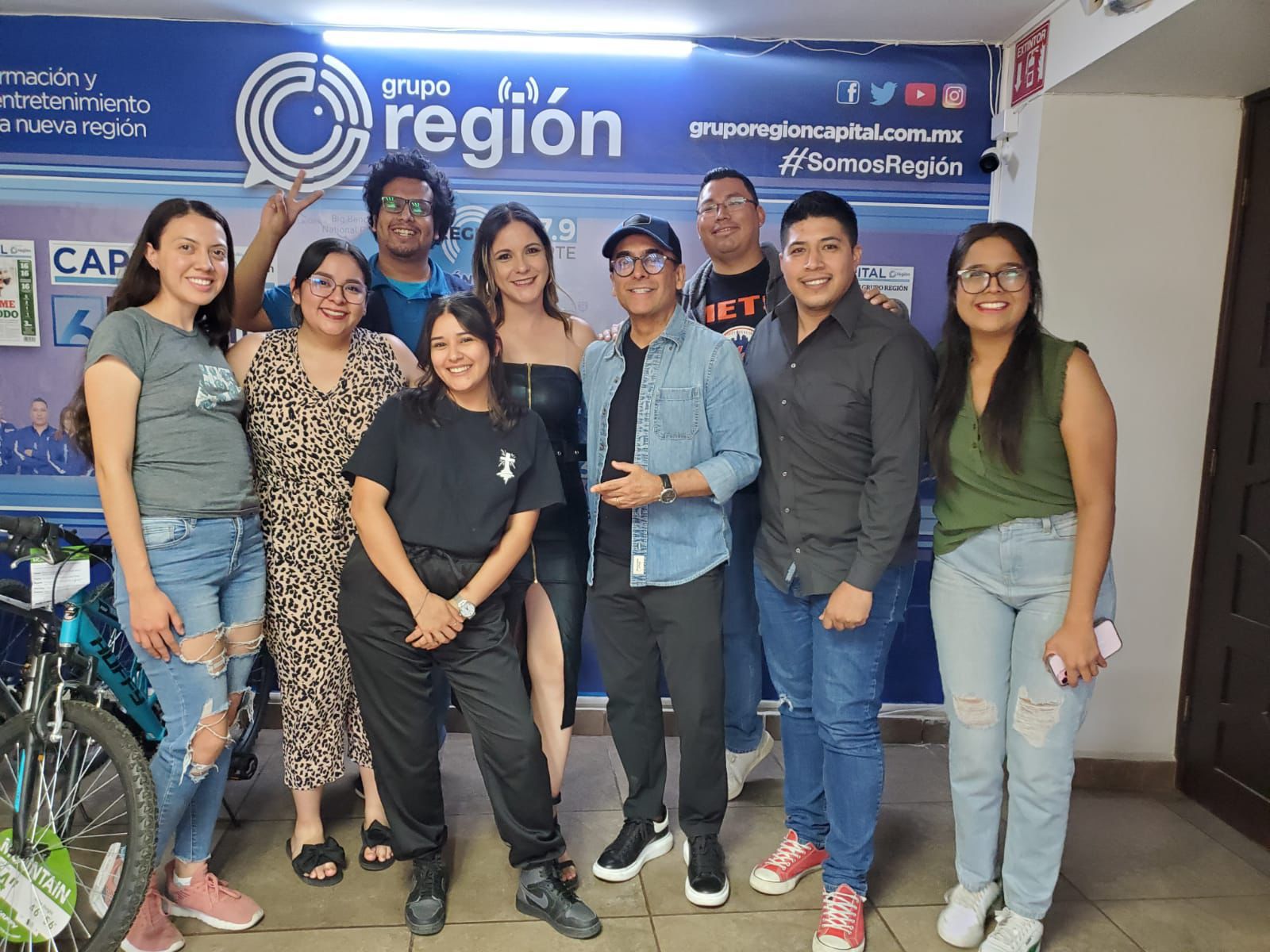 Visita Adal Ramones instalaciones de Grupo Región