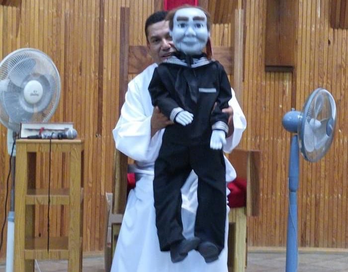 Polémico sacerdote usa muñeco diabólico