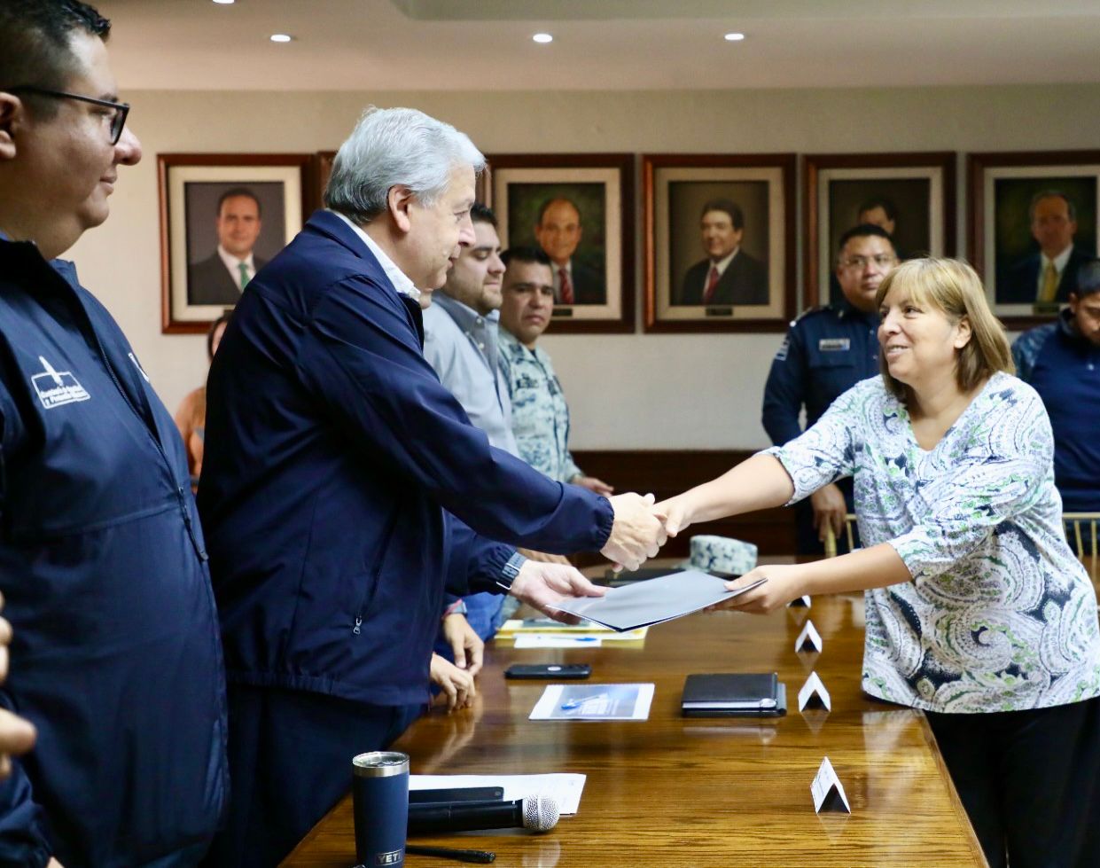 Entrega Chema Fraustro reconocimientos ciudadanos por la seguridad